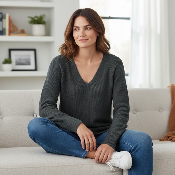 Athleta Hanover V-Neck Sweater Merino wool Blend oversized knit Sz M - Picture 2 of 8